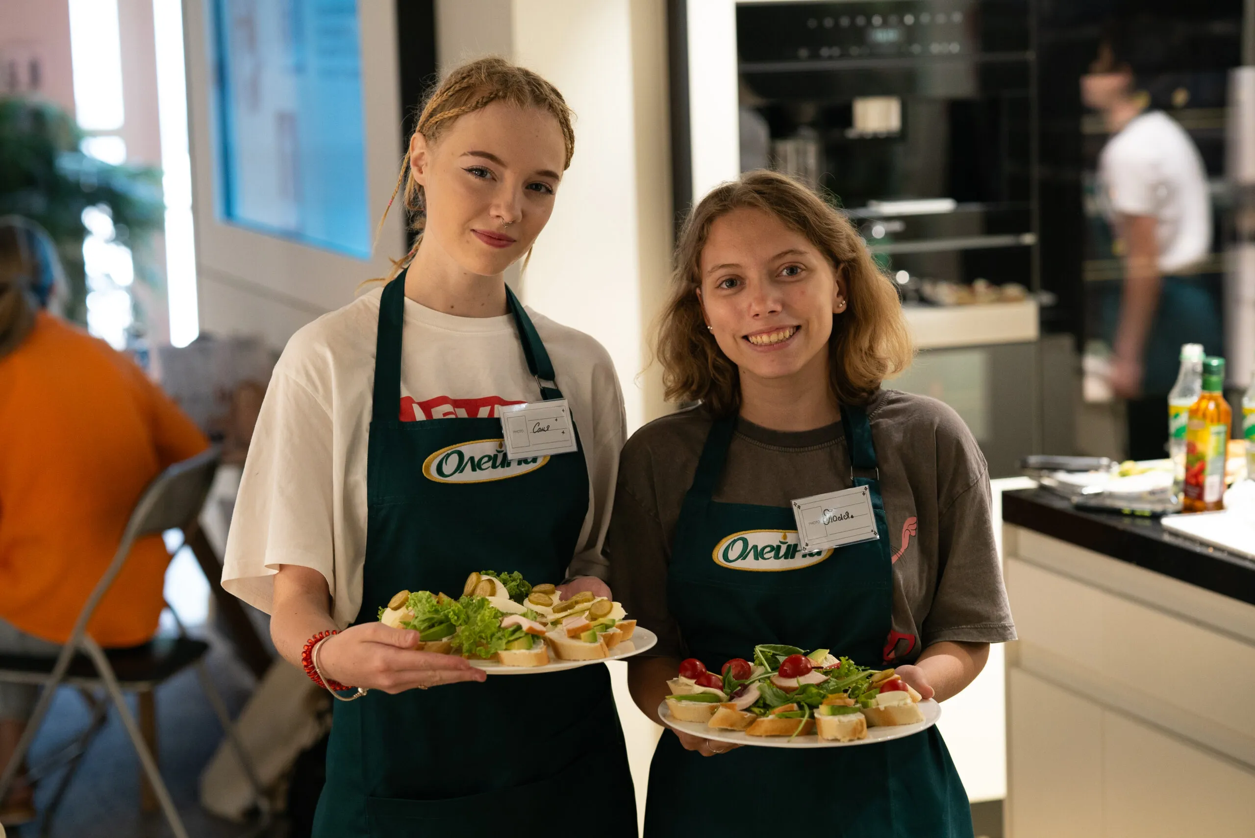 Діти потують найрізноманітнішу вуличну їжу Діти потують найрізноманітнішу вуличну їжу