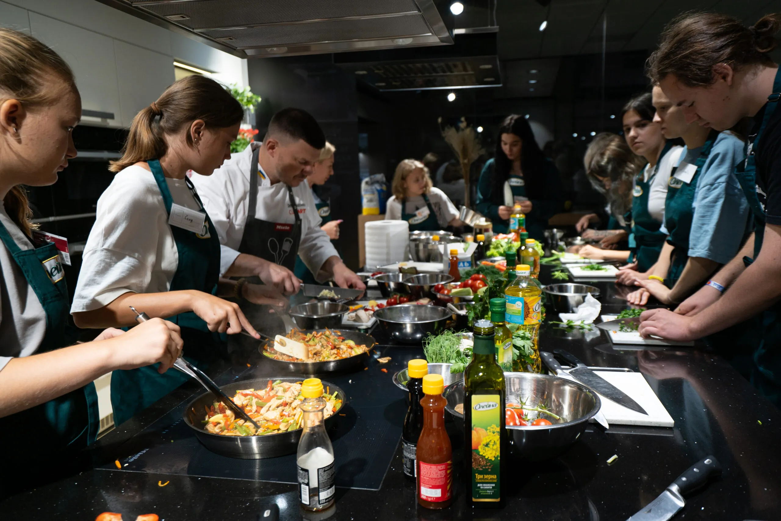 Діти готують з професійним шеф-кухарем за підтримки фахової психологині Діти готують з професійним шеф-кухарем за підтримки фахової психологині