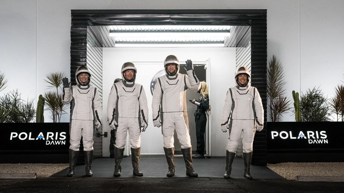 Инженеры SpaceX, которые создавали корабль Crew Dragon, теперь сами полетят на нем Инженеры SpaceX, которые создавали корабль Crew Dragon, теперь сами полетят на нем