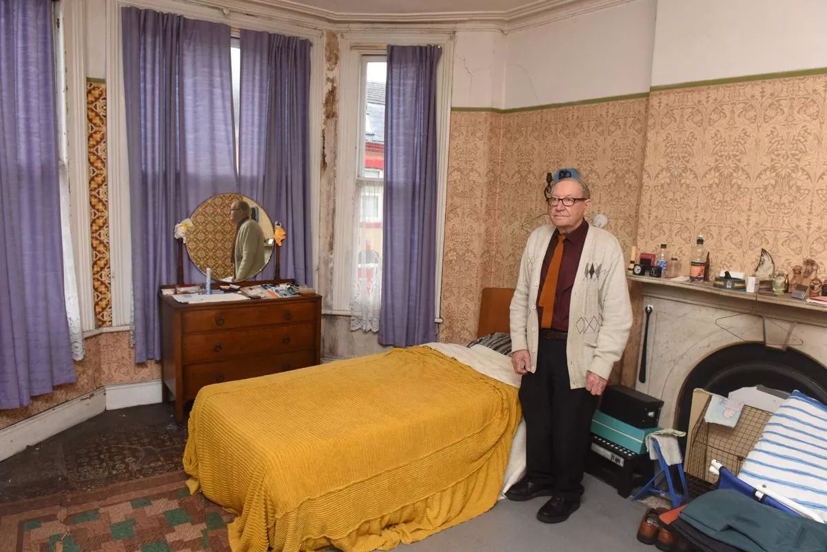 Власник будинку у своїй спальні Власник будинку у своїй спальні