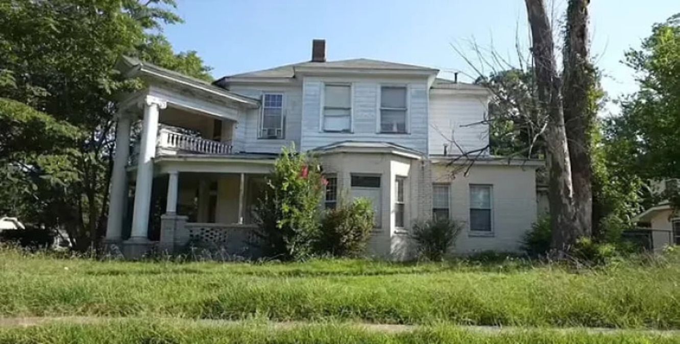 Один із розкішних будинків, який просто занепадає Один із розкішних будинків, який просто занепадає