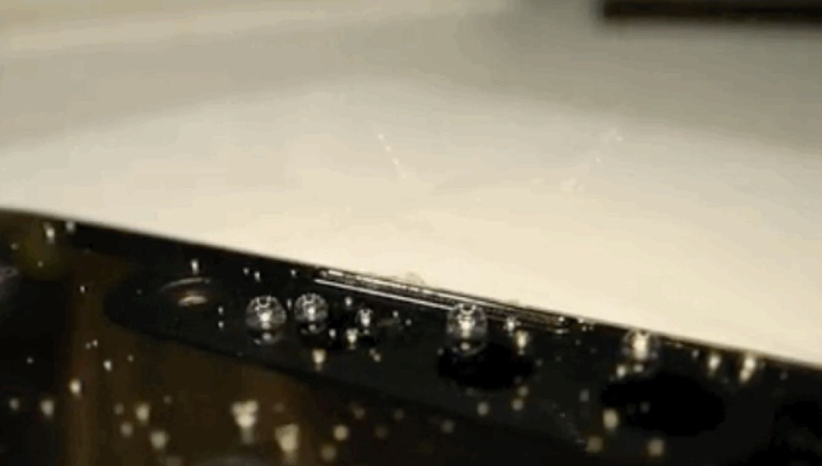 Відео, яке виштовхує воду зі смартфона Відео, яке виштовхує воду зі смартфона