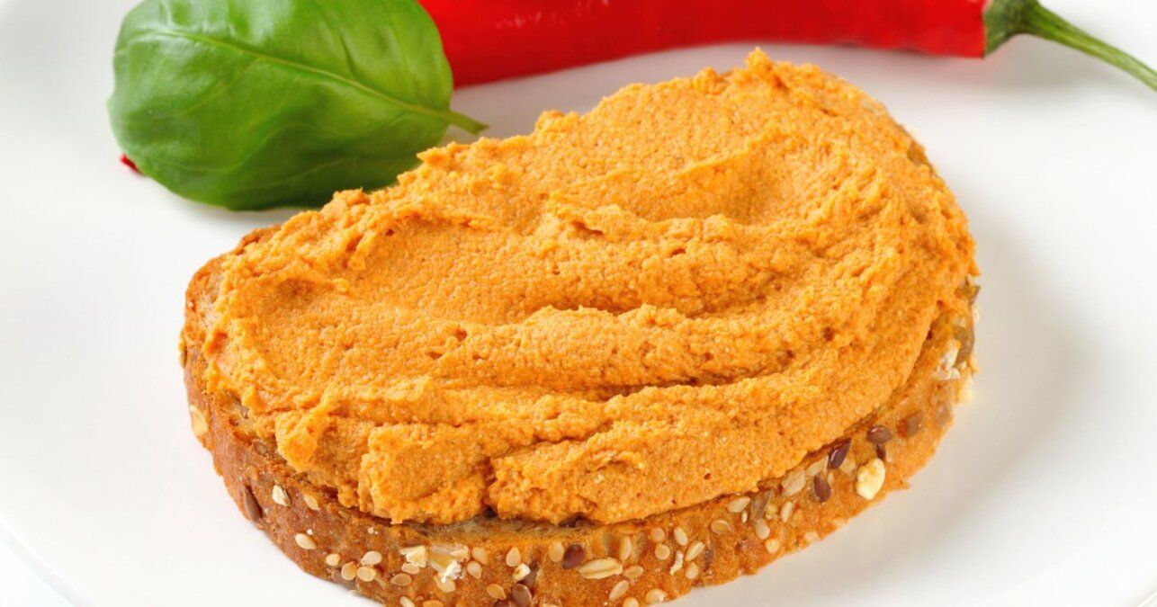 Лютый сыр - приготовьте бюджетную намазку с чесноком и паприкой - пошаговый рецепт - Новости Вкусно Лютый сыр - приготовьте бюджетную намазку с чесноком и паприкой - пошаговый рецепт - Новости Вкусно