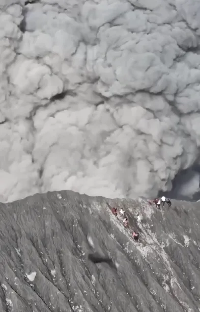 Дуконо почав вивергатися перед туристами Дуконо почав вивергатися перед туристами