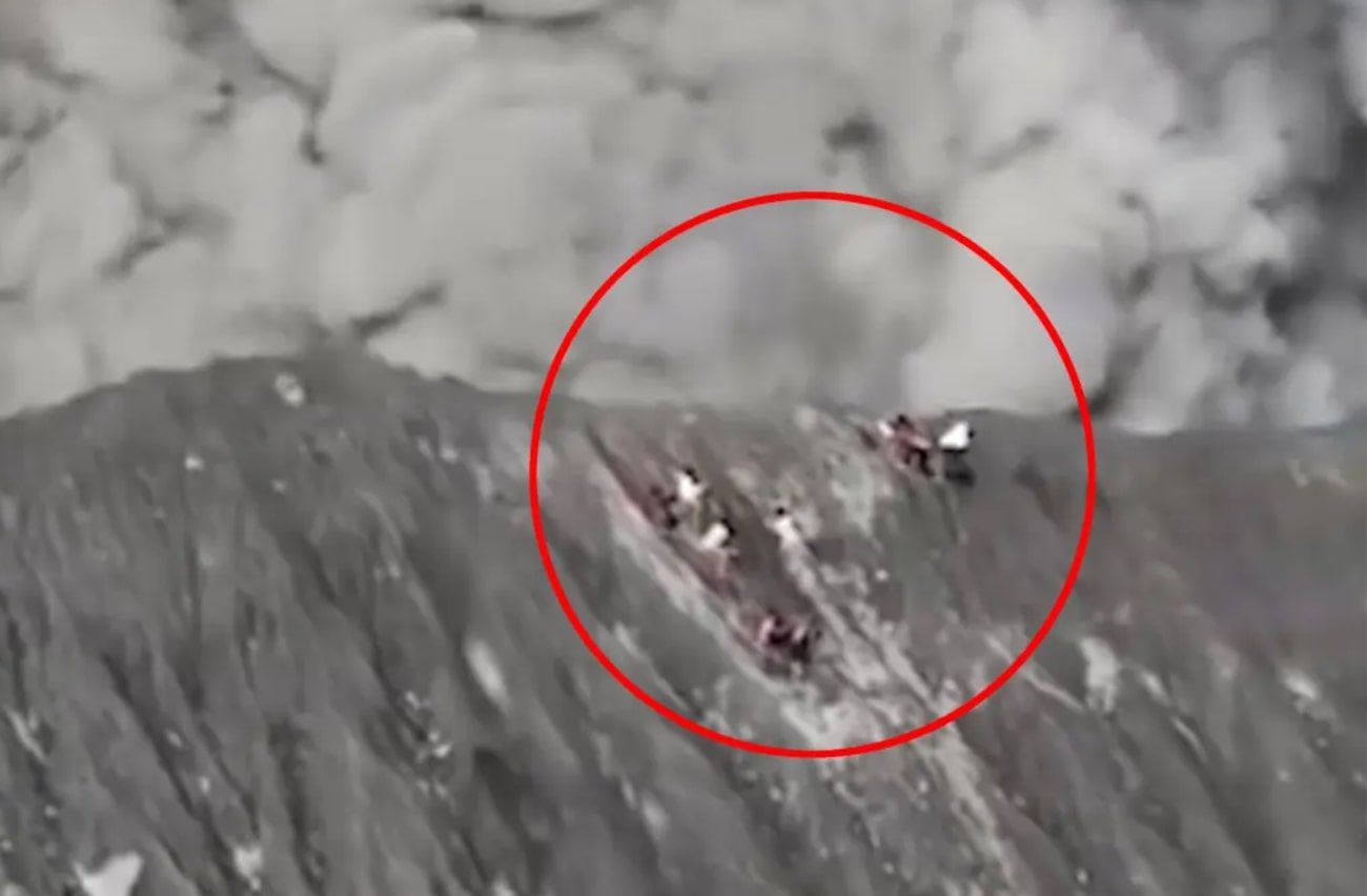 Туристы попали в эпицентр извержения вулкана Дуконо - жуткие детали Туристы попали в эпицентр извержения вулкана Дуконо - жуткие детали