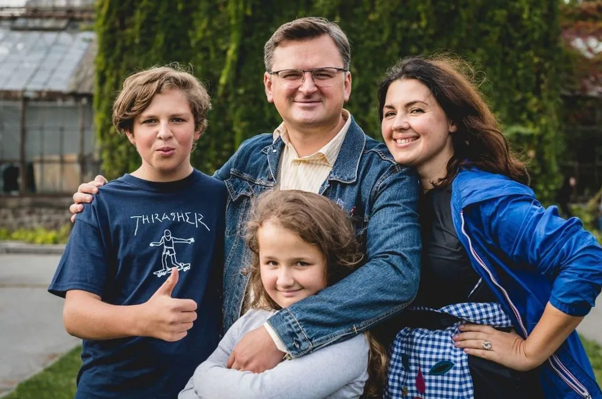 Дмитро Кулеба з дружиною і дітьми Дмитро Кулеба з дружиною і дітьми