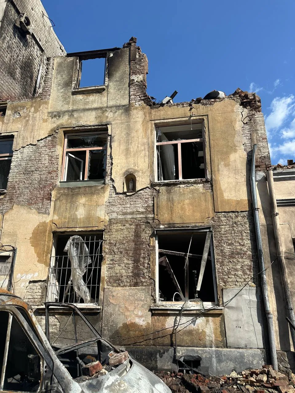 Разрушенный дом во Львове после российского удара Разрушенный дом во Львове после российского удара