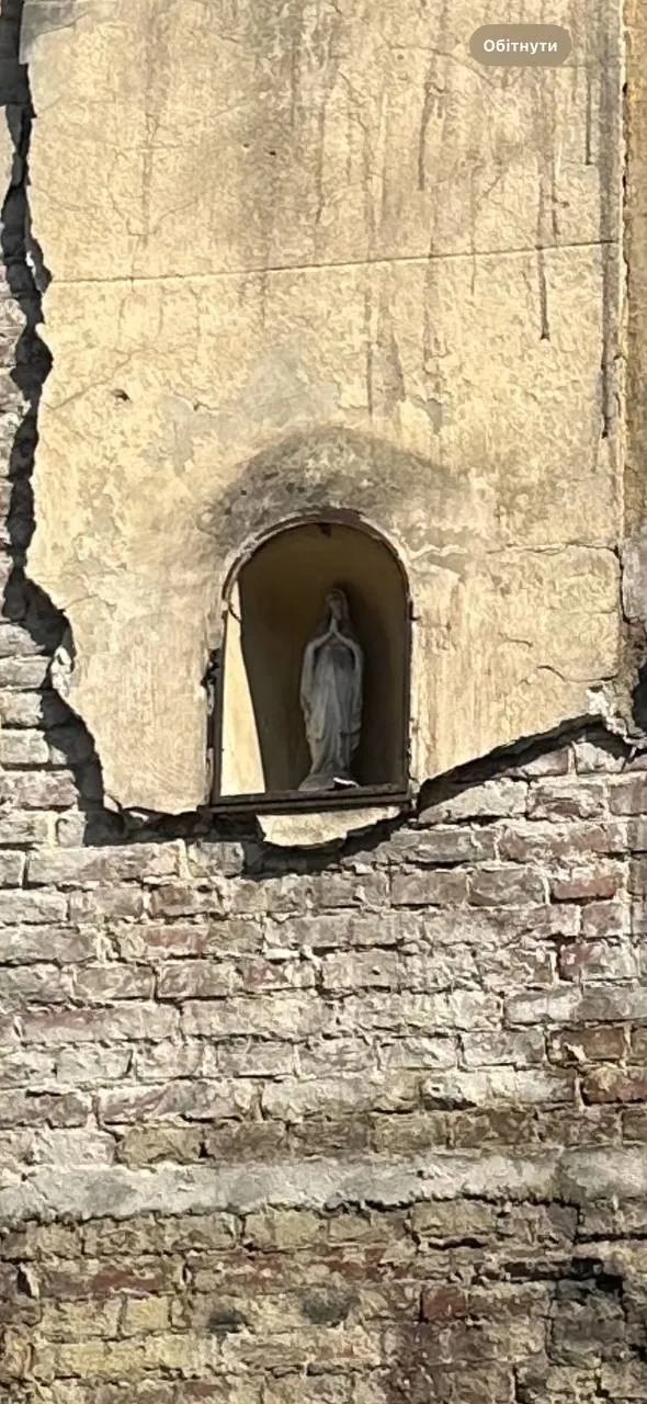 Статуя Божьей Матери выдержала российский обстрел во Львове Статуя Божьей Матери выдержала российский обстрел во Львове