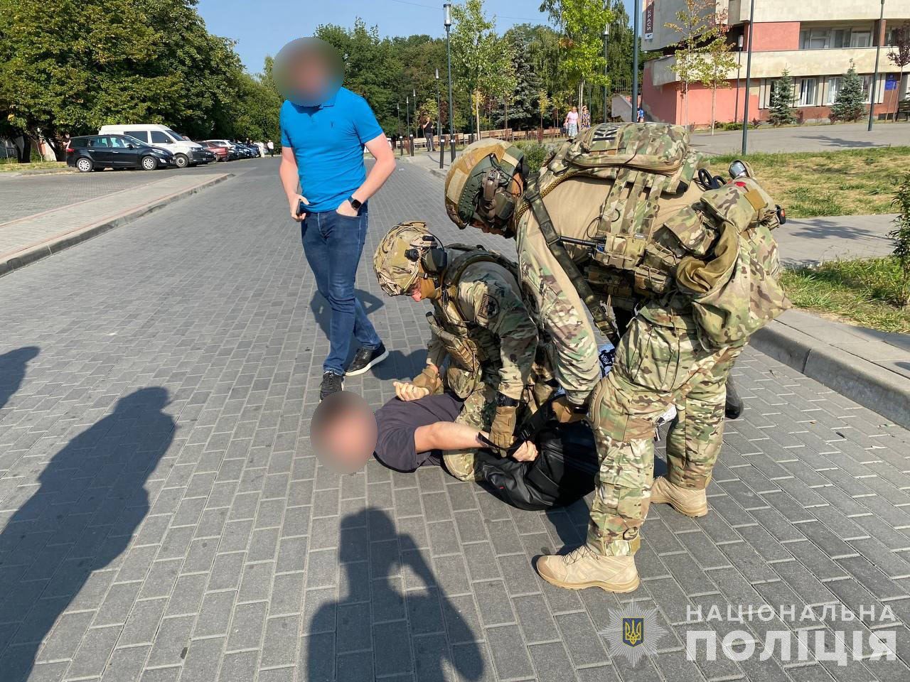 Поліцейські затримали чоловіка, який стріляв з рушниці по військових у Луцьку