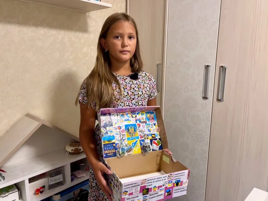 Девочка с коробкой Девочка с коробкой