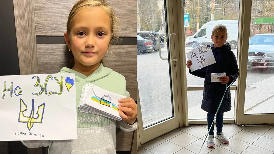 девочка с конвертами девочка с конвертами