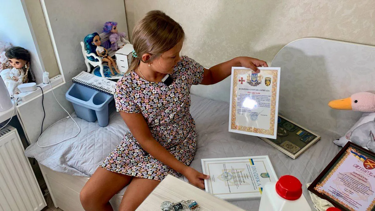 Девочка и грамоты и грамоты Девочка и грамоты и грамоты