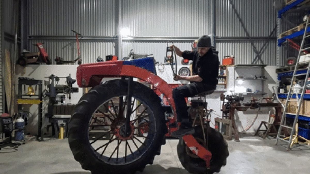 Механик создал гигантскую двухколесную машину из деталей трактора Механик создал гигантскую двухколесную машину из деталей трактора