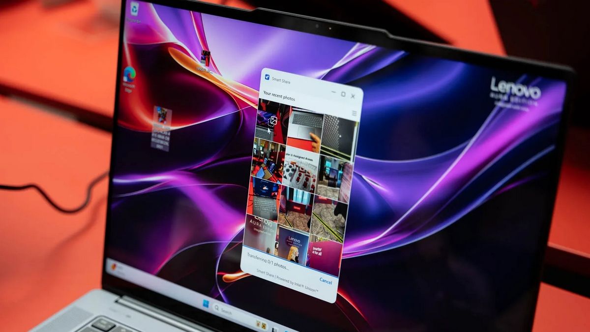 Функція Lenovo Smart Share дозволяє передавати файли зі смартфона на ноутбук дотиком Функція Lenovo Smart Share дозволяє передавати файли зі смартфона на ноутбук дотиком