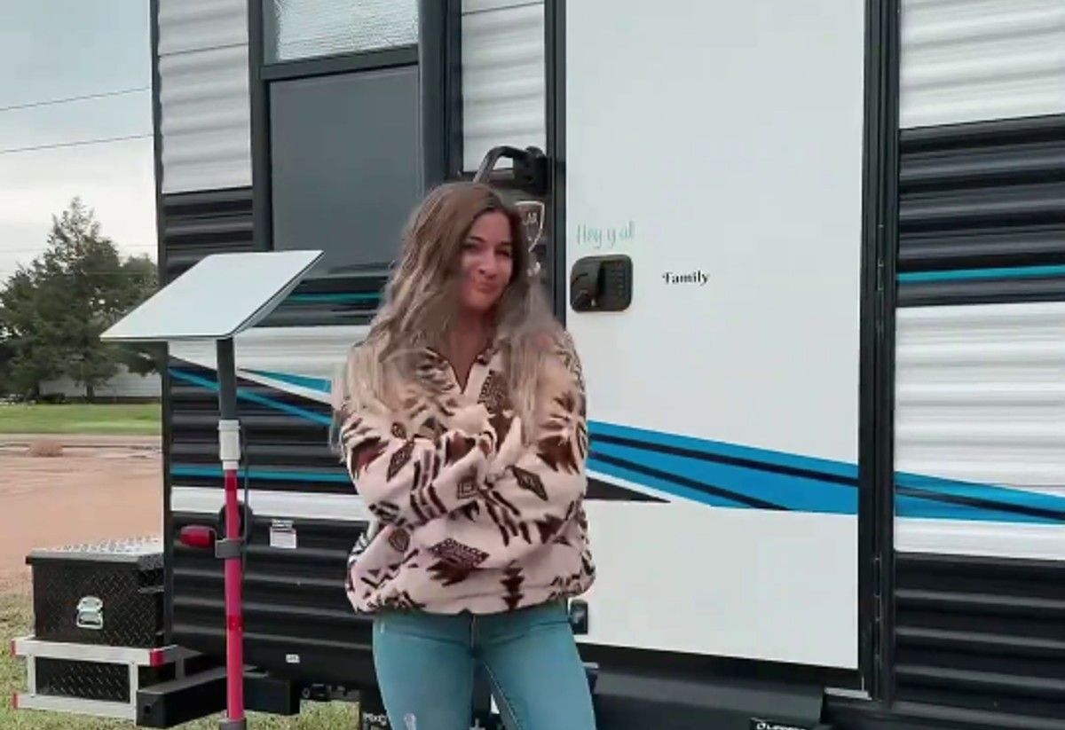 Дівчина живе у фургоні Дівчина живе у фургоні