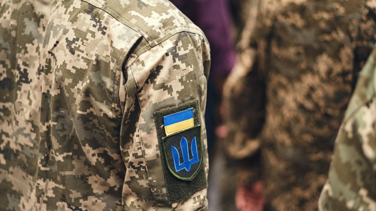 Невідомі намагались проникнути на об'єкт МО у Києві: їх зупиняли військові ТЦК - 24 Канал