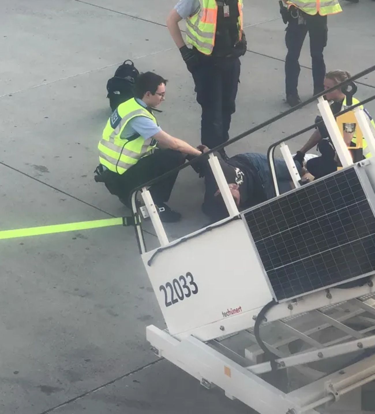 Пассажир рейса Airbus A320, который летел в Грецию, пытался украсть самолет на высоте 9 километров Пассажир рейса Airbus A320, который летел в Грецию, пытался украсть самолет на высоте 9 километров