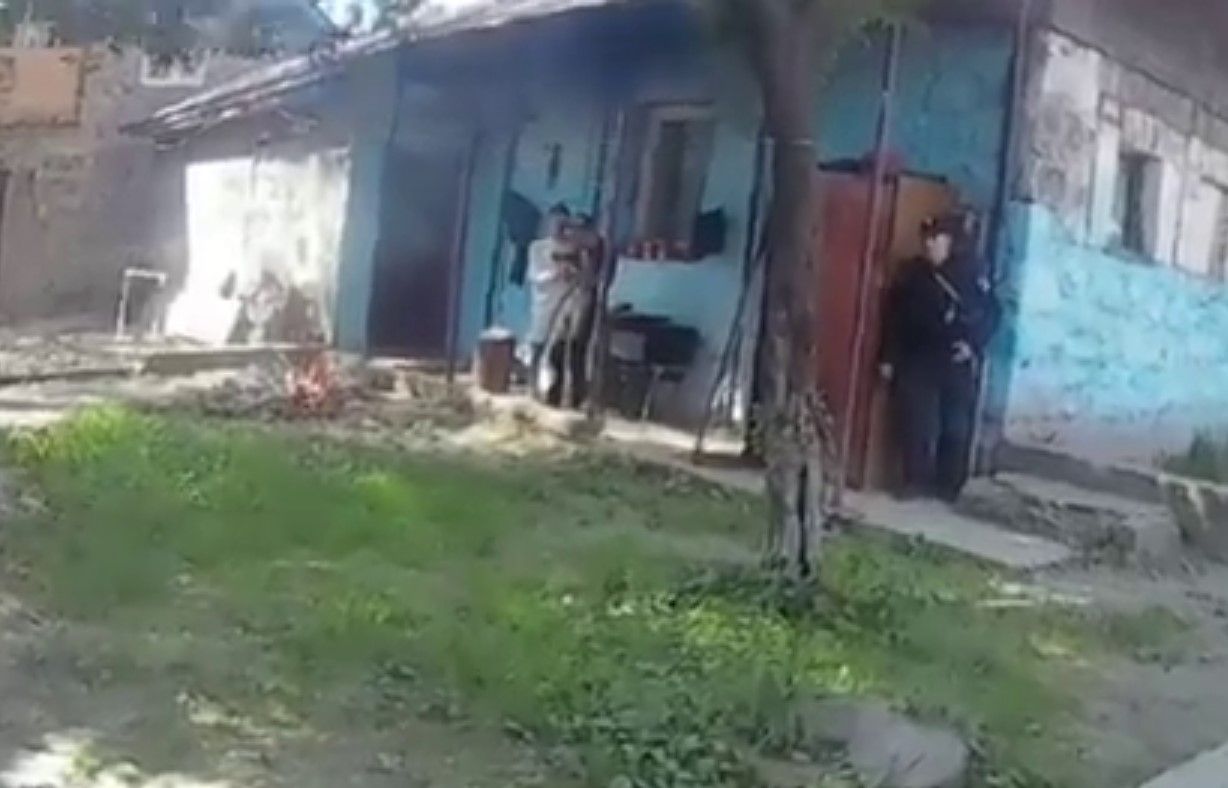 Полицейский получил ожоги, когда спасал ребенка от отца Полицейский получил ожоги, когда спасал ребенка от отца