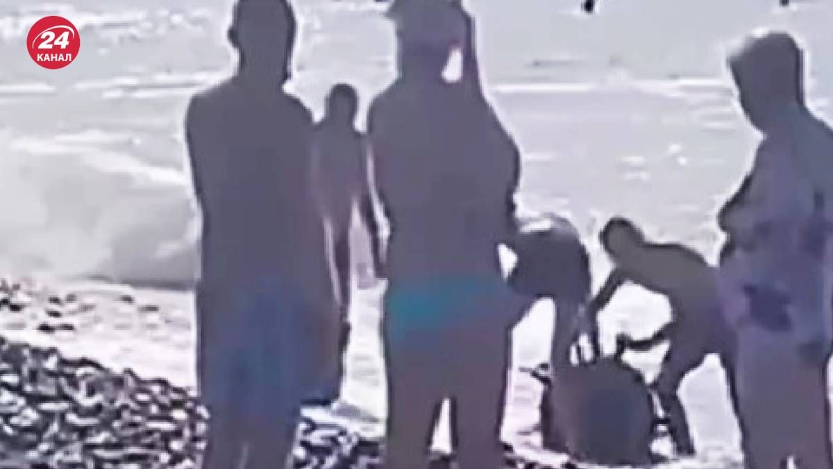 Росіяни у Сочі тягали по пляжу морську міну Росіяни у Сочі тягали по пляжу морську міну