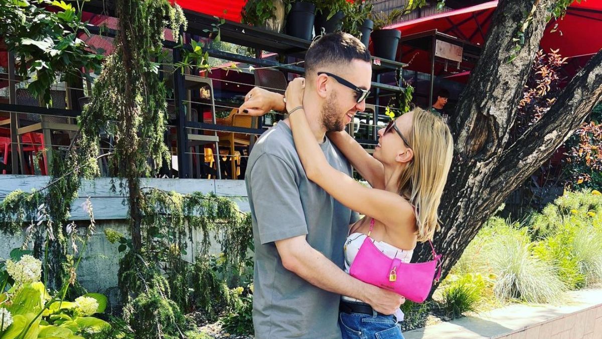 Сімейний портрет, – Сопонару зачарувала мережу фото з рідними чоловіка-іноземця з Британії - Show24 Сімейний портрет, – Сопонару зачарувала мережу фото з рідними чоловіка-іноземця з Британії - Show24