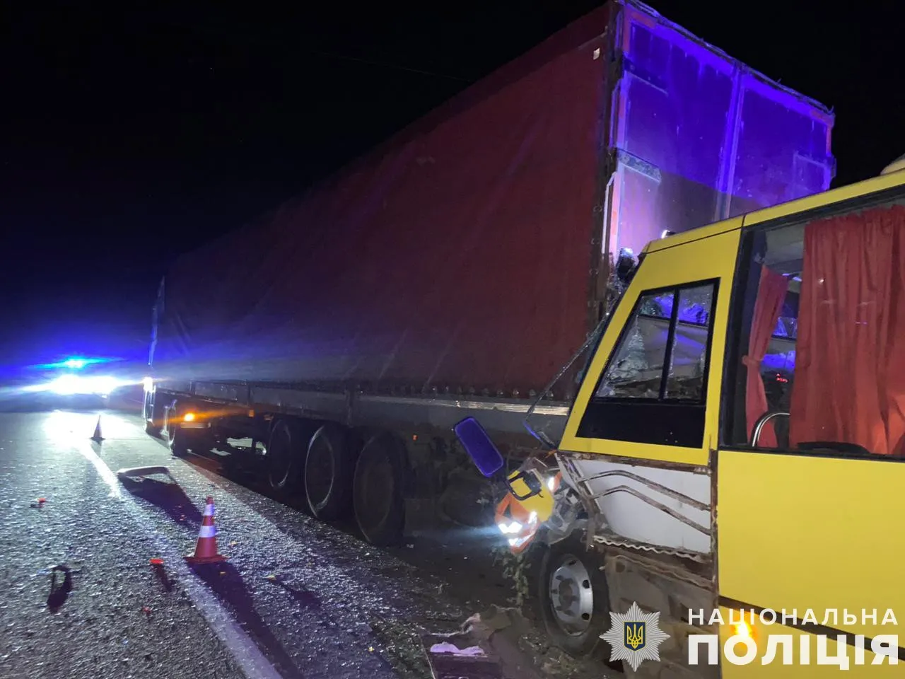 На Львовщине столкнулись пассажирский автобус и фура