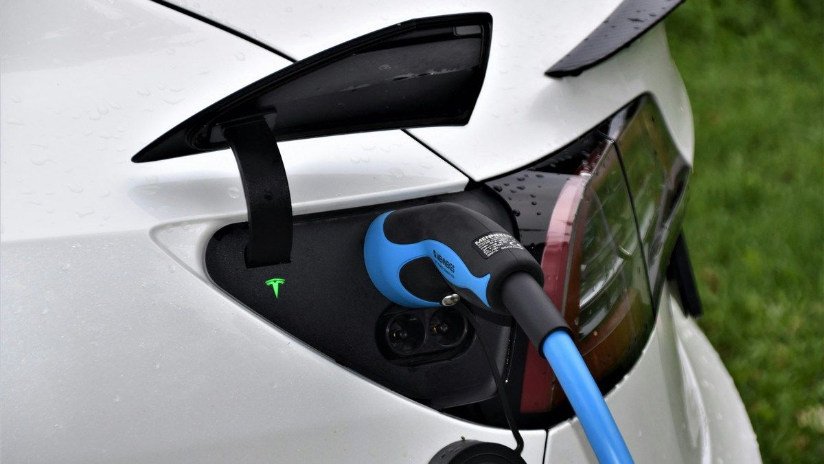 Tesla раскрывает беспроводную зарядную станцию для электромобилей в патентных заявках Tesla раскрывает беспроводную зарядную станцию для электромобилей в патентных заявках