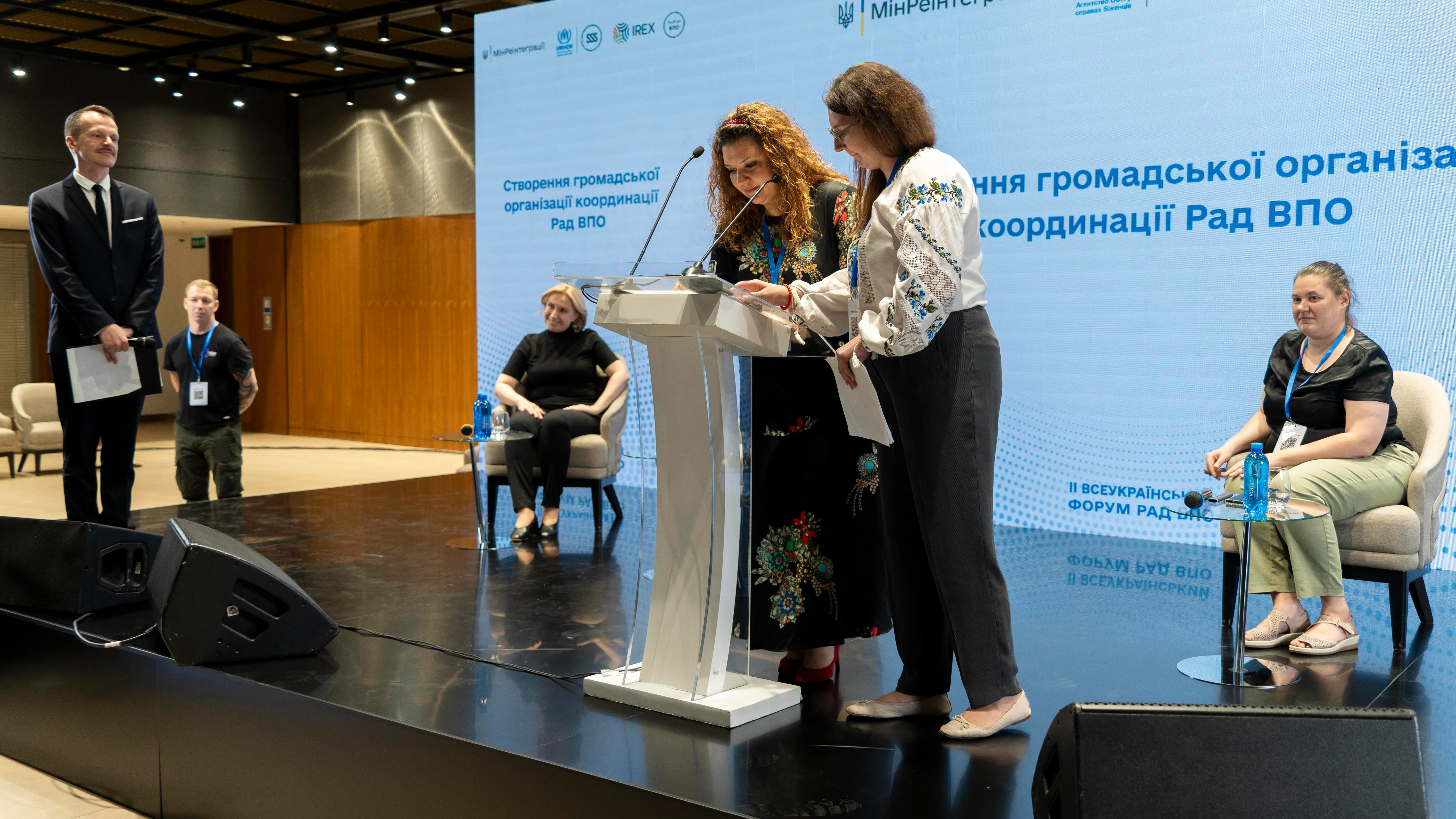 Яна Шкуратова и Ольга Дзержинская во время подписания учредительных документов Конгресса Советов по вопросам ВПЛ Яна Шкуратова и Ольга Дзержинская во время подписания учредительных документов Конгресса Советов по вопросам ВПЛ