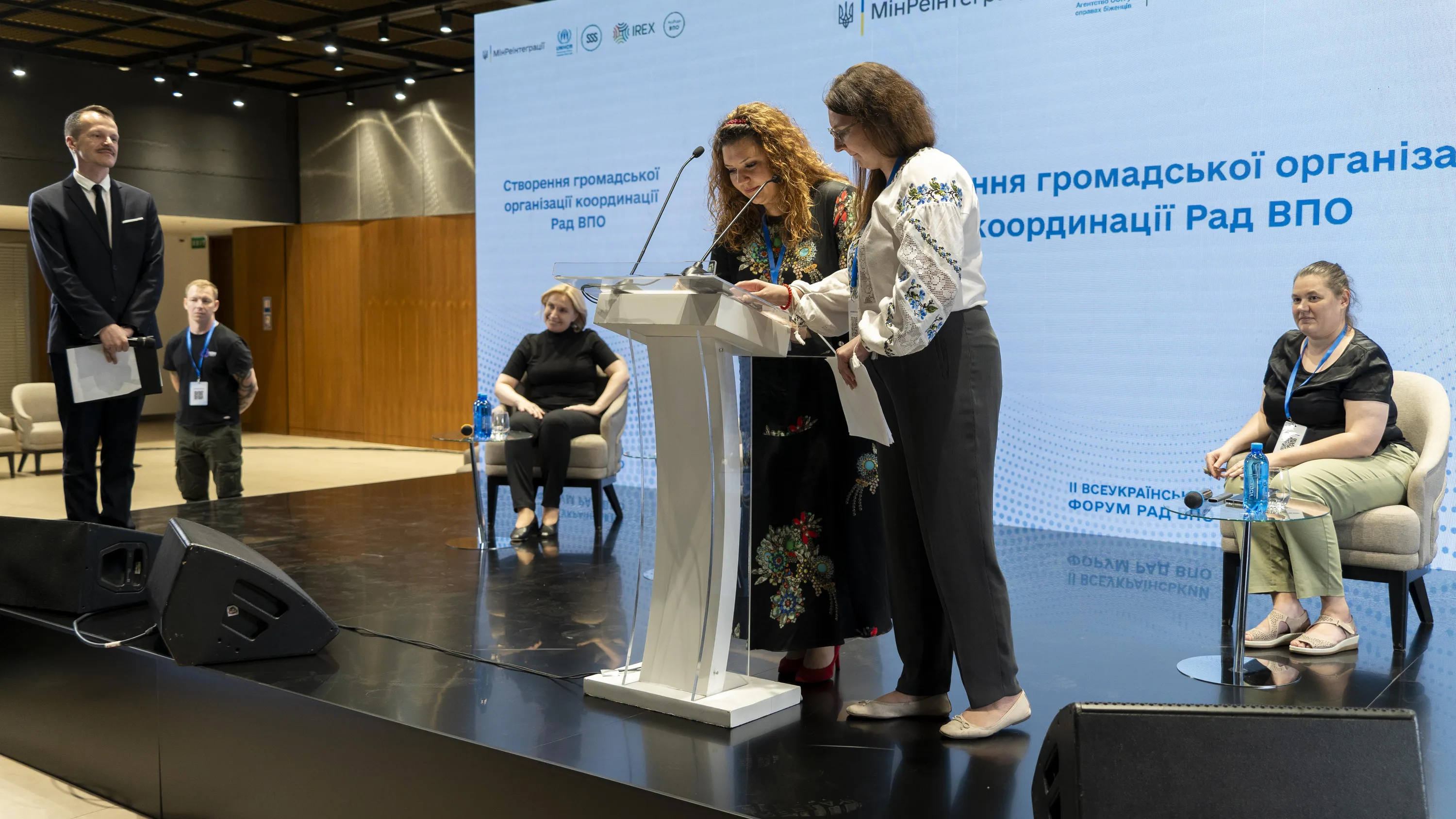 Яна Шкуратова та Ольга Дзержинська під час підписання установчих документів Конгресу Рад з питань ВПО Яна Шкуратова та Ольга Дзержинська під час підписання установчих документів Конгресу Рад з питань ВПО