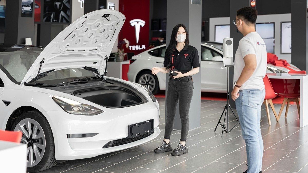 Tesla добавила функцию открытия переднего багажника без помощи рук Tesla добавила функцию открытия переднего багажника без помощи рук