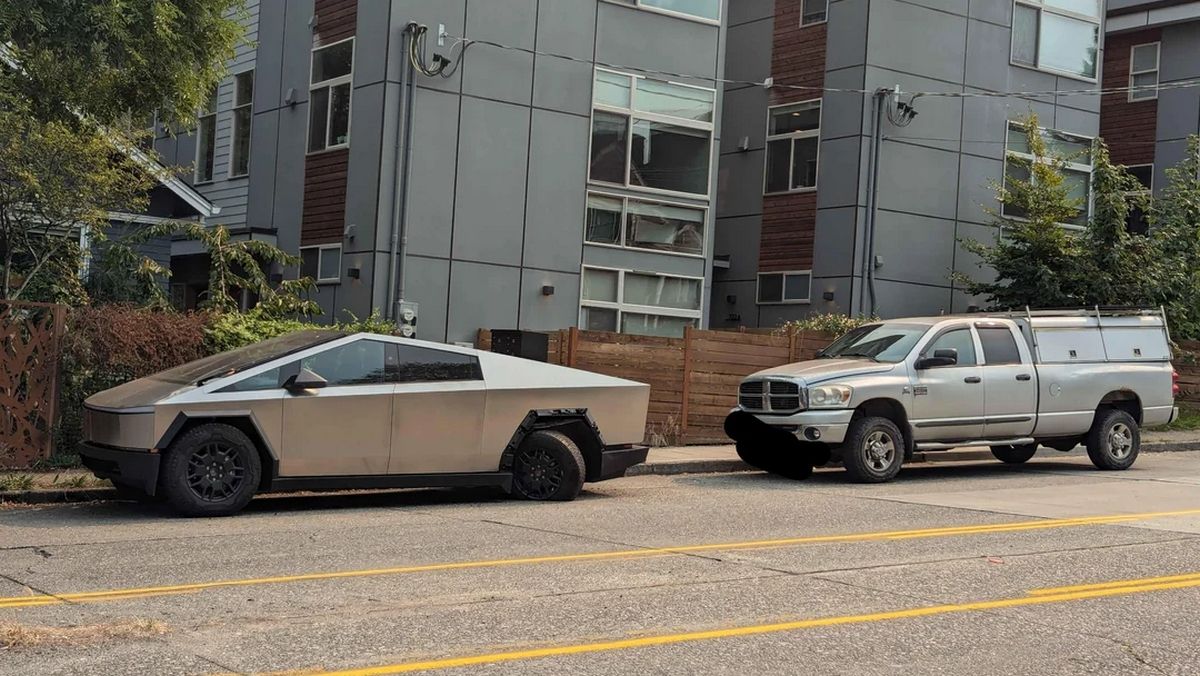 Брошенный на обочине Cybertruck стал мемом, собирая возле себя толпу людей Брошенный на обочине Cybertruck стал мемом, собирая возле себя толпу людей