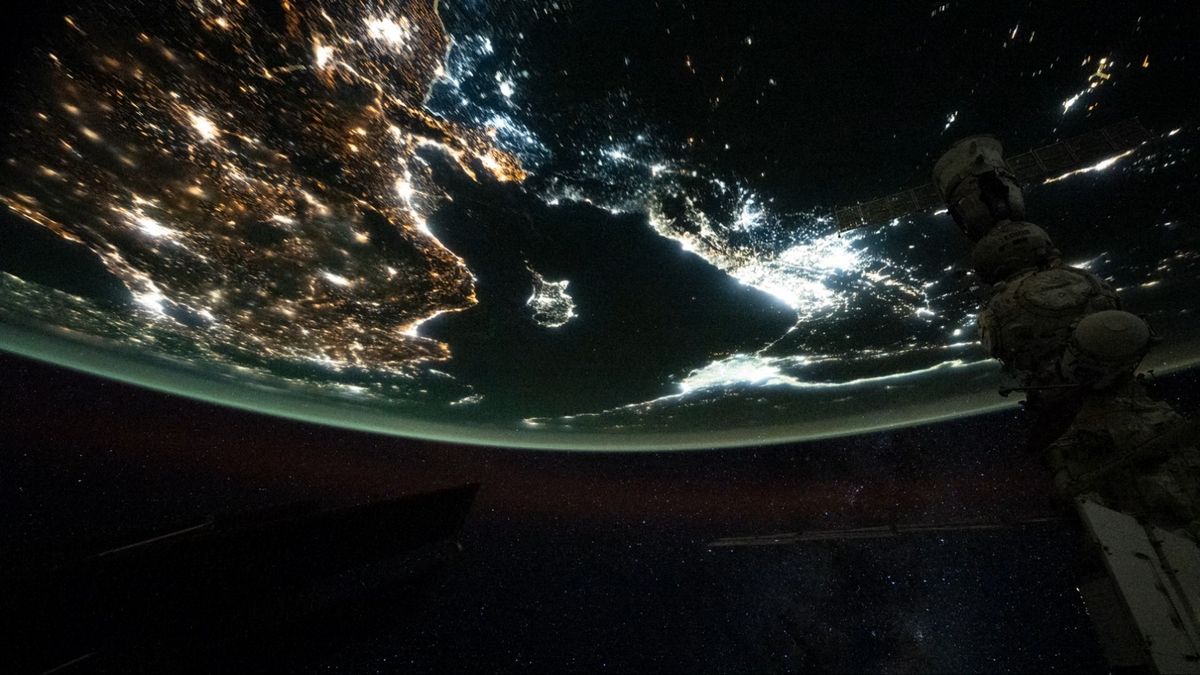 Смотрите, как метеор взрывается в ночном небе Земли, снятый на камеру из космоса Смотрите, как метеор взрывается в ночном небе Земли, снятый на камеру из космоса