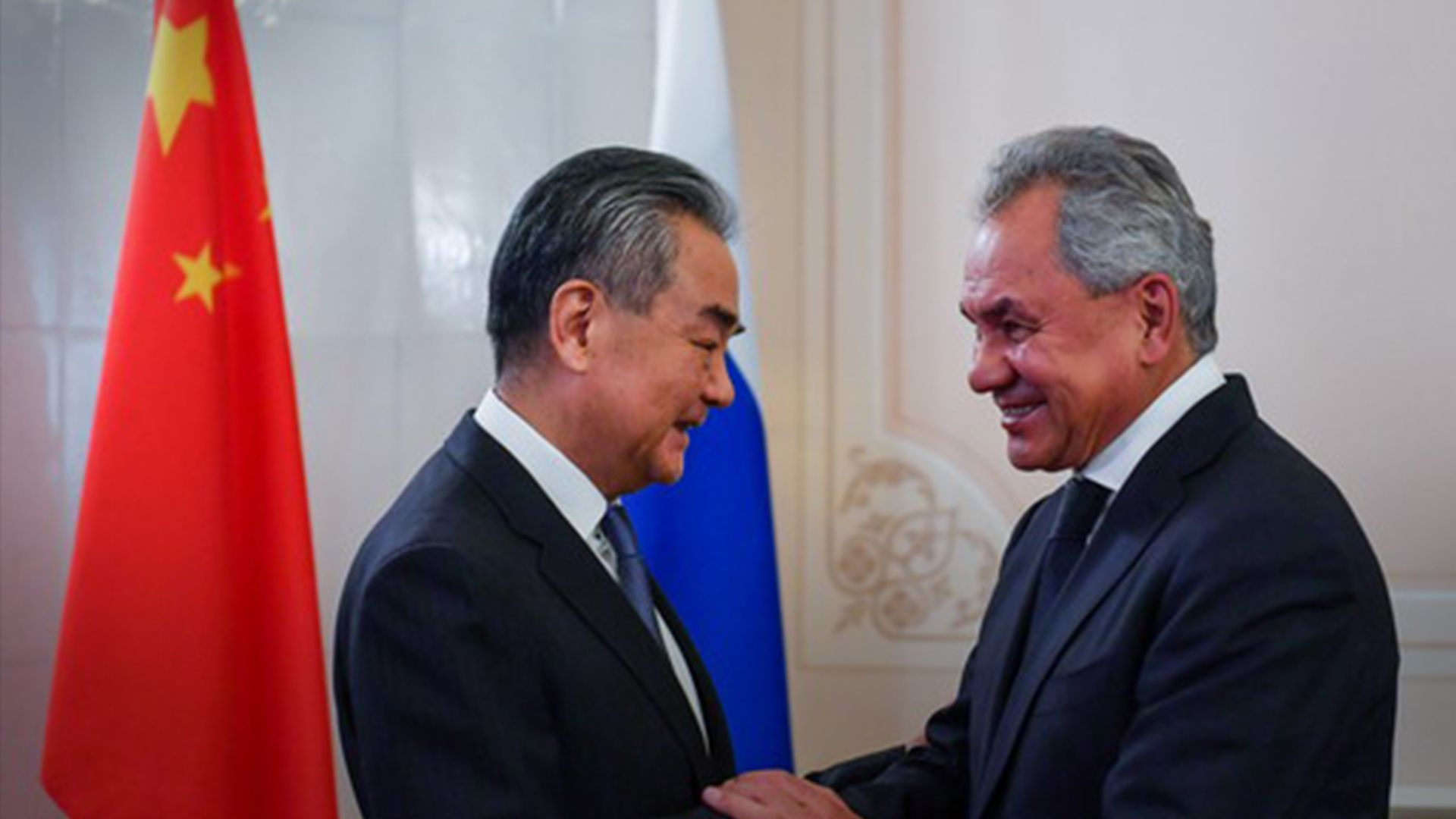 Ван И встретился с Шойгу Ван И встретился с Шойгу