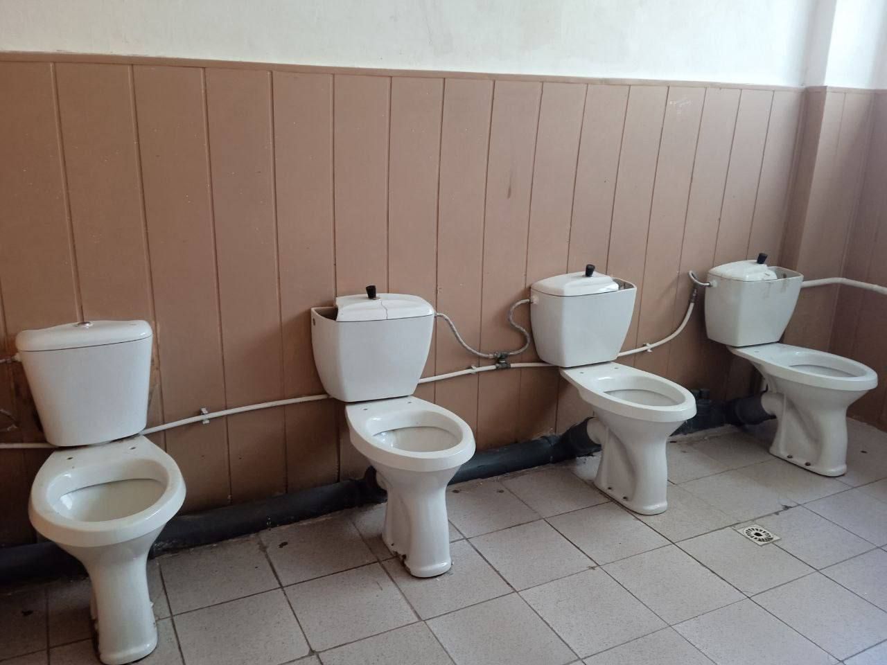 У школі в Дніпрі спалахнув скандал через “відкриті” вбиральні У школі в Дніпрі спалахнув скандал через “відкриті” вбиральні