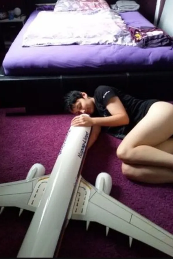 Женщина завершила отношения с боингом Женщина завершила отношения с боингом