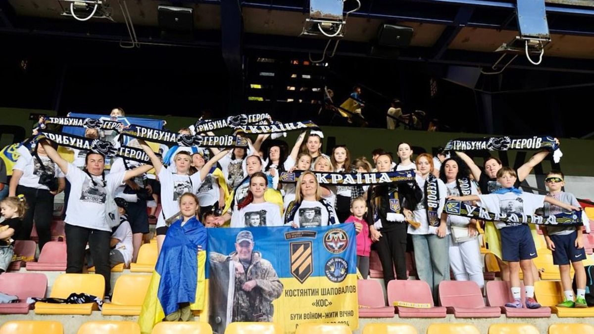 Семьи погибших фанатов поддержали сборную Украины на матче с Албанией - фото Семьи погибших фанатов поддержали сборную Украины на матче с Албанией - фото