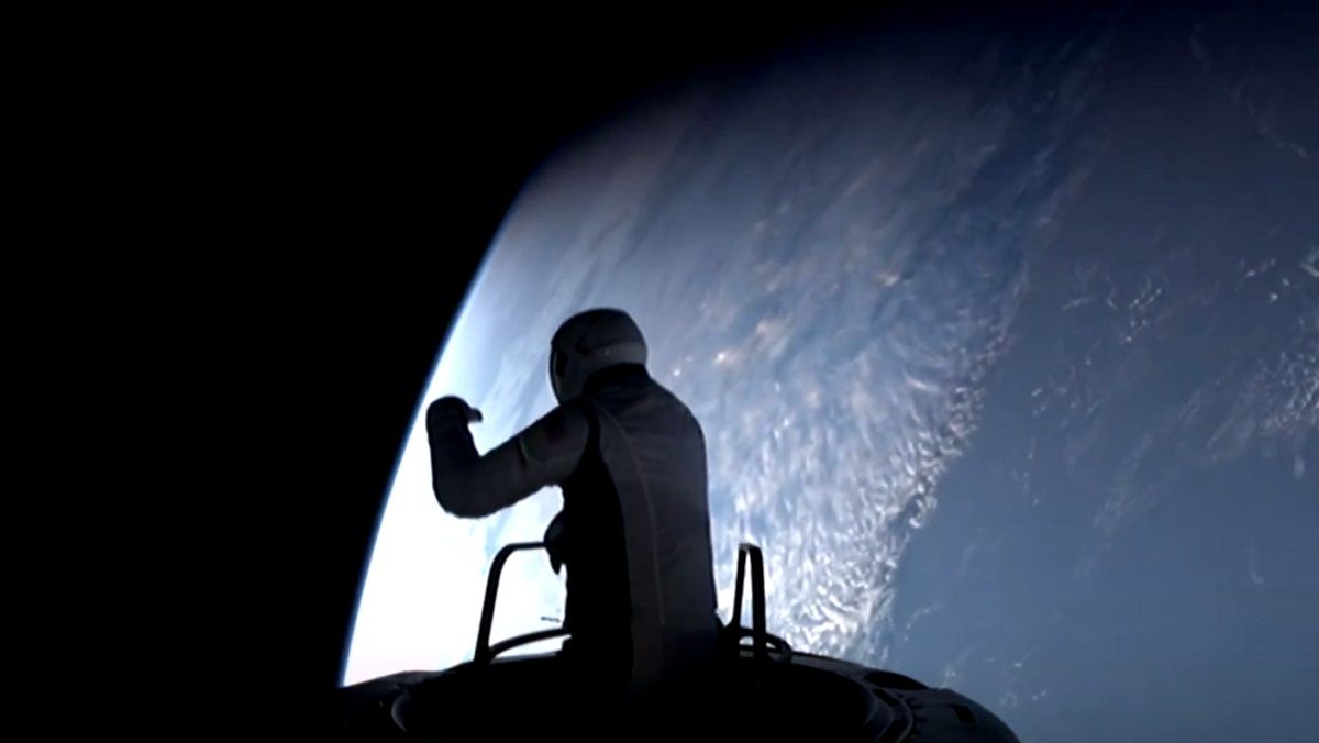 Джаред Айзекман в открытом космосе Джаред Айзекман в открытом космосе