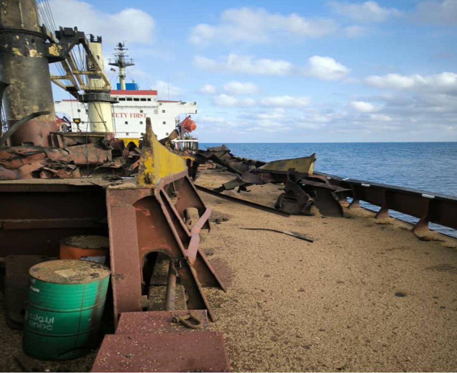 Российская ракета попала в судно в Черном море