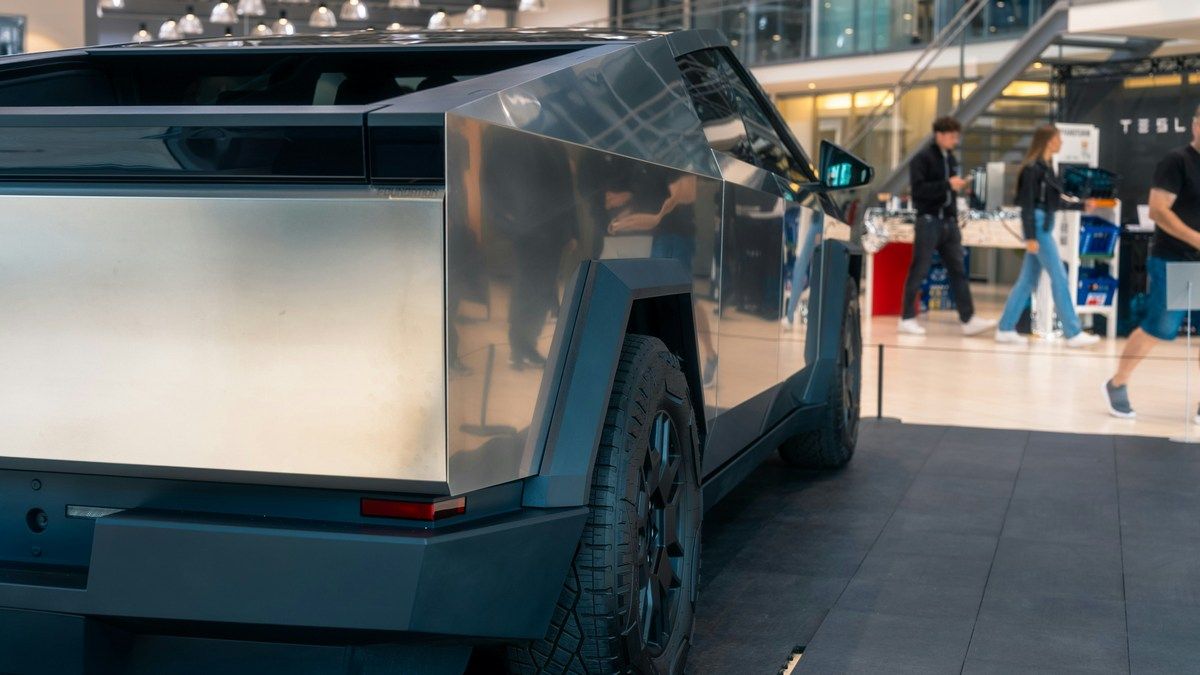 Cybertruck обгорнули плівкою, яка імітує його рідний колір – для чого Cybertruck обгорнули плівкою, яка імітує його рідний колір – для чого