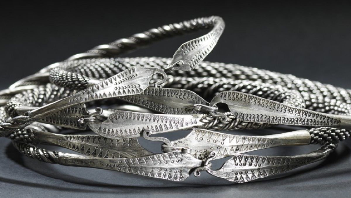 В Норвегии нашли четыре серебряных браслета возрастом более 1000 лет – их могли носить викинги В Норвегии нашли четыре серебряных браслета возрастом более 1000 лет – их могли носить викинги