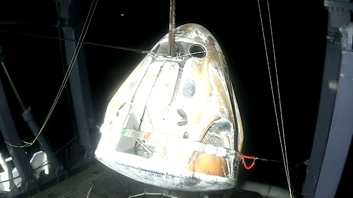 Капсула с экипажем после приводнения Капсула с экипажем после приводнения