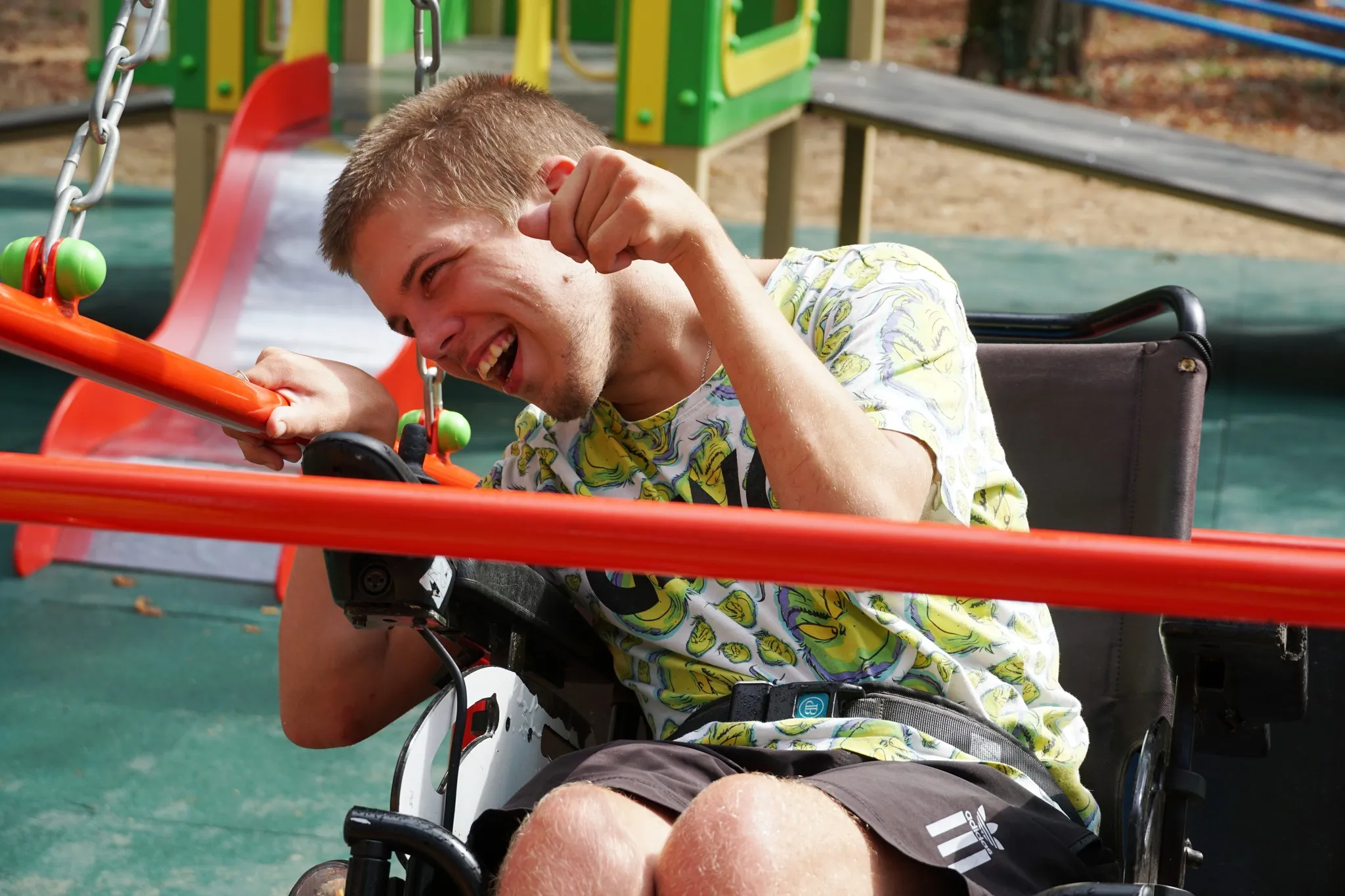 Ребенок на качелях Ребенок на качелях