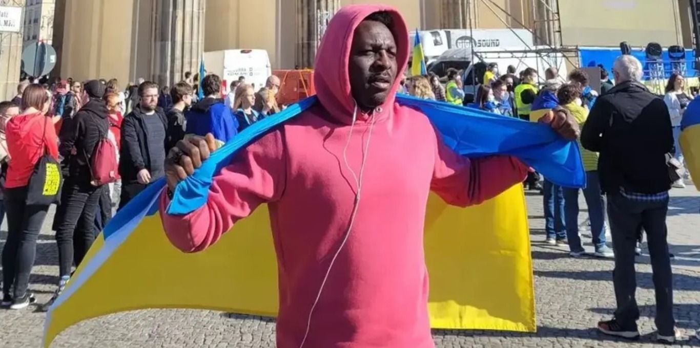 Еммануель Окодува на мітингу в Берліні Еммануель Окодува на мітингу в Берліні