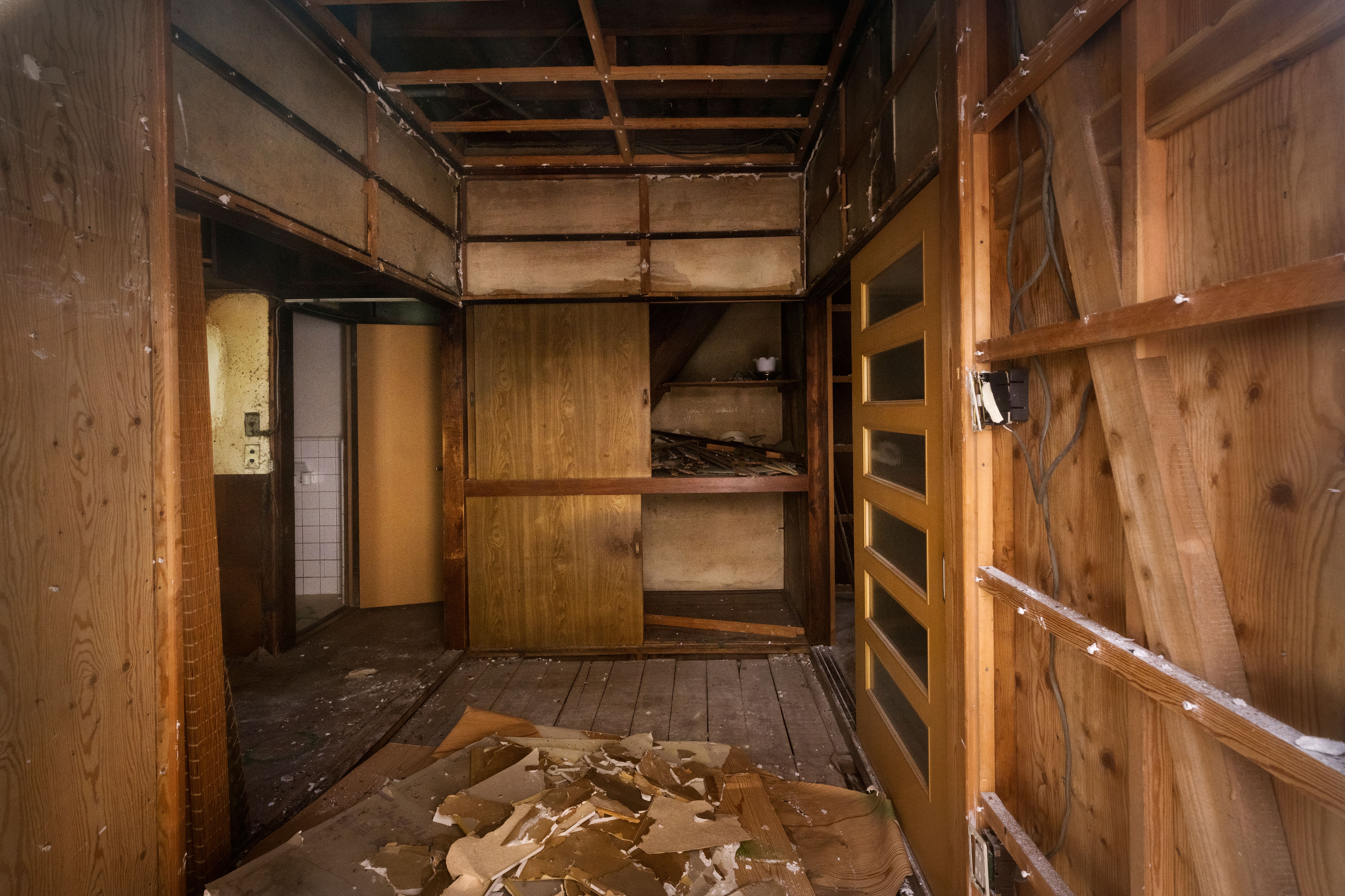 Чоловік знайшов таємну кімнату у будинку Чоловік знайшов таємну кімнату у будинку