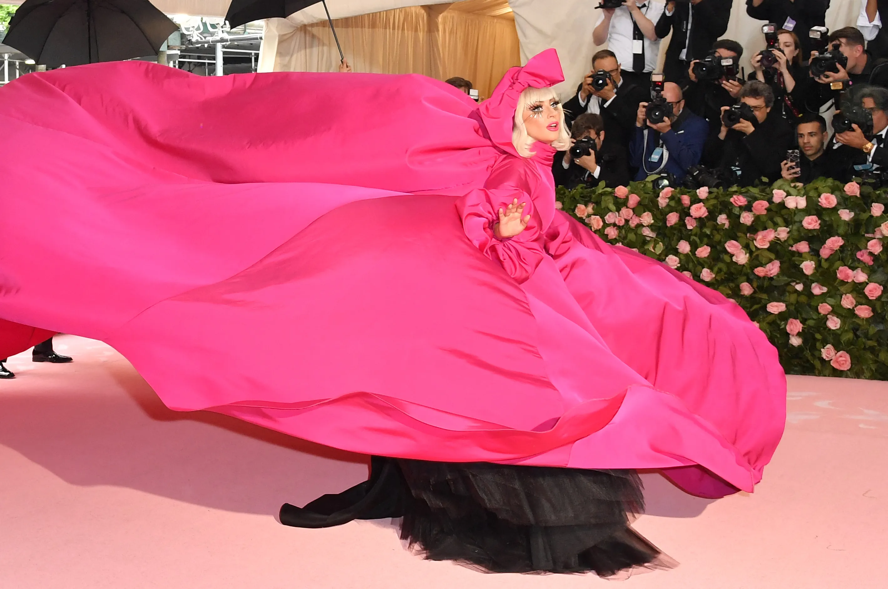 Леди Гага на Met Gala в 2019 году Леди Гага на Met Gala в 2019 году