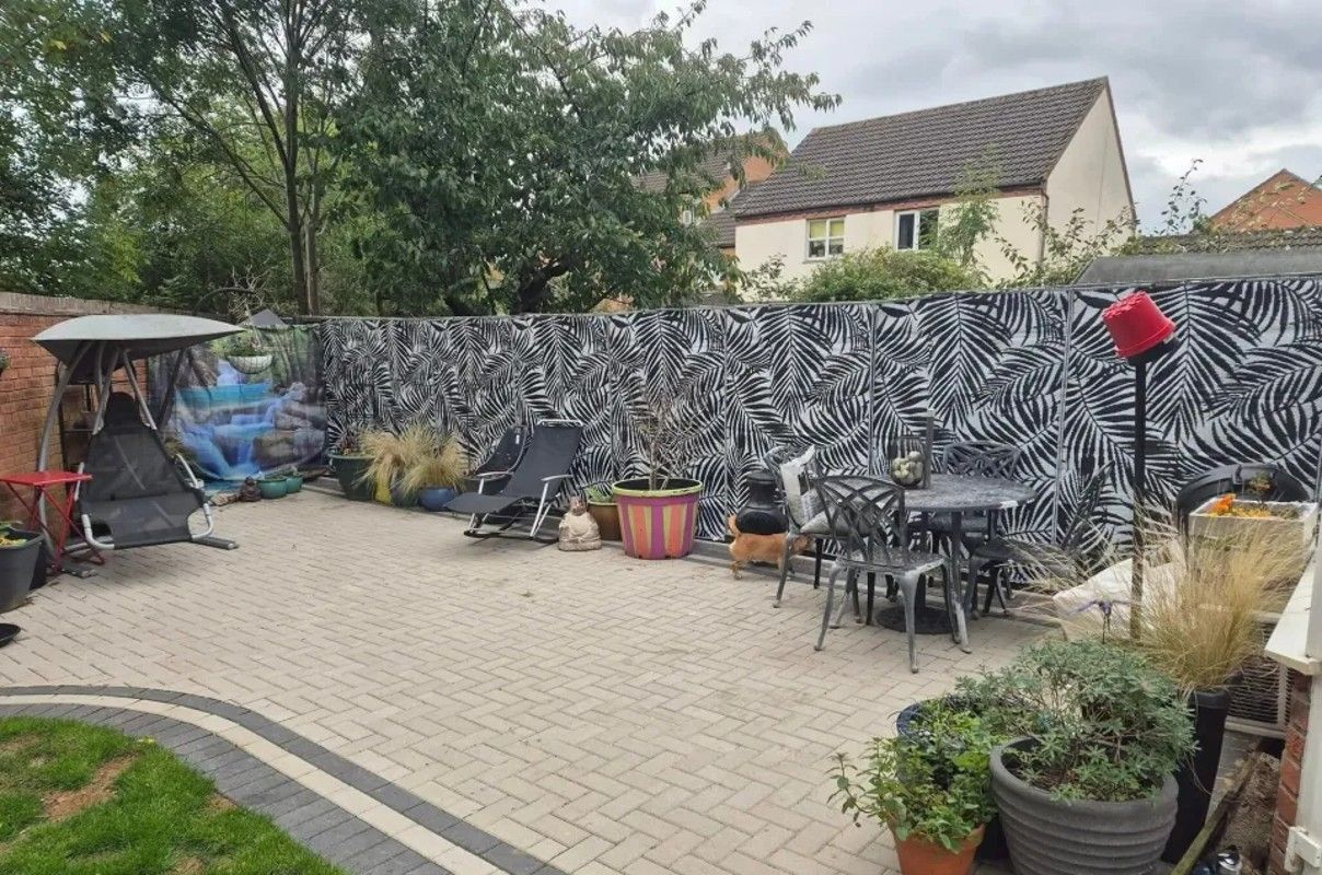 Женщина бюджетно обновила забор Женщина бюджетно обновила забор