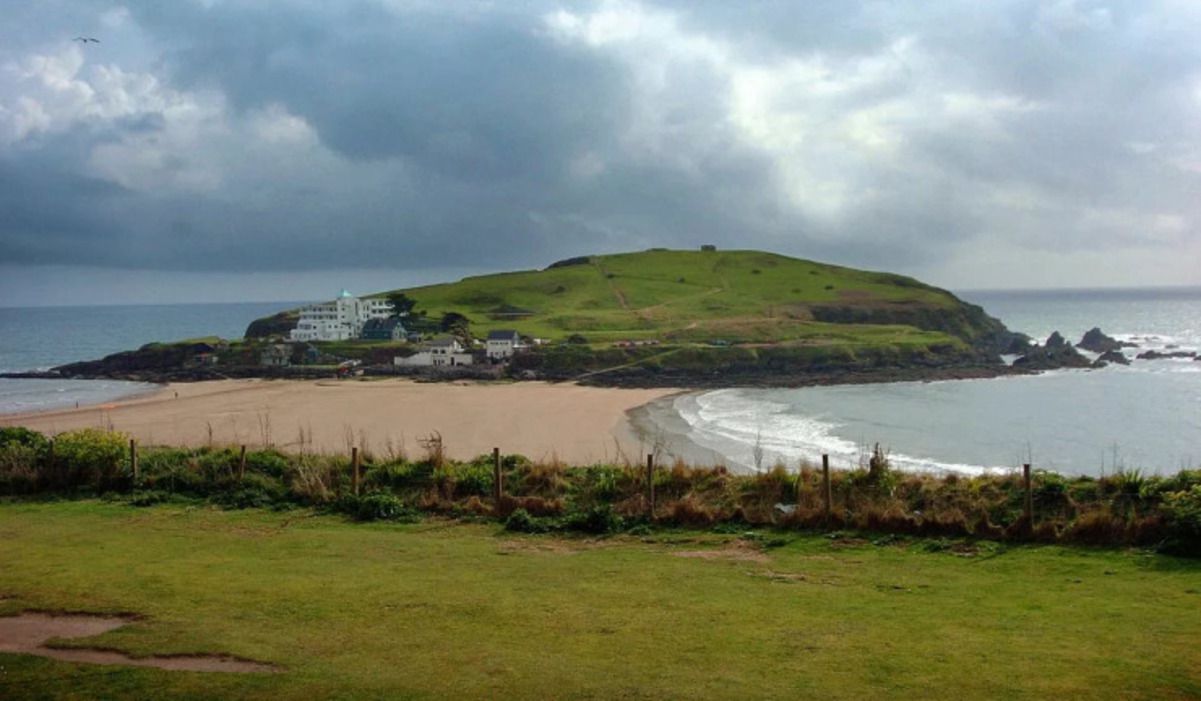 Остров Бург в Британии не смогли продать - там бывала Агата Кристи - Недвижимость Остров Бург в Британии не смогли продать - там бывала Агата Кристи - Недвижимость