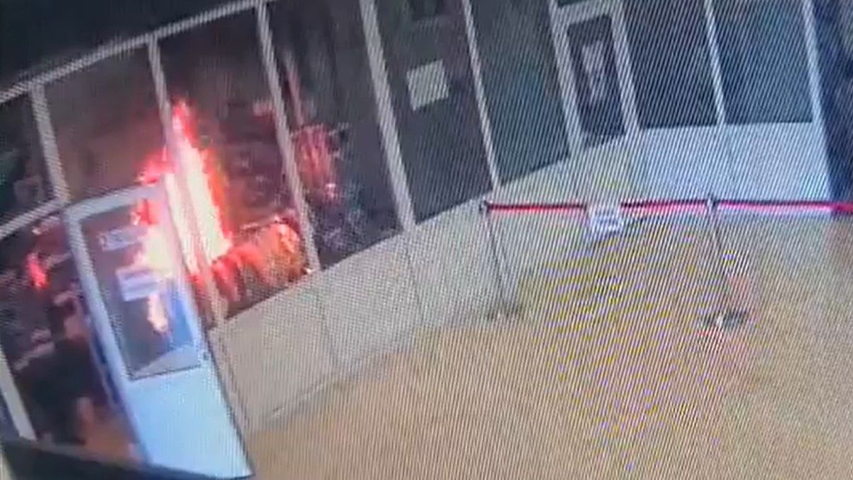 В румынском парламенте мужчина устроил пожар из-за спонтанного конфликта - 24 Канал В румынском парламенте мужчина устроил пожар из-за спонтанного конфликта - 24 Канал