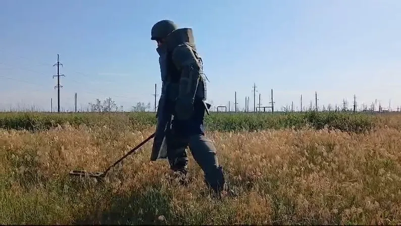 Сапер з металошукачем Сапер з металошукачем