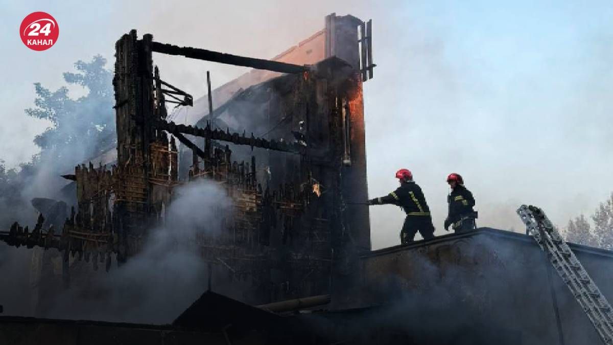 У Львові, ймовірно, спалили кінотеатр біля пам'ятника Бандері