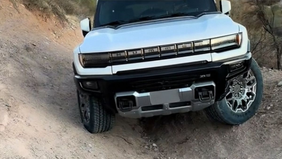 Покинутий Hummer знайшли посеред пустелі в Арізоні Покинутий Hummer знайшли посеред пустелі в Арізоні